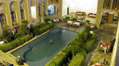 حیاط هتل لاله یزد حیاط هتل لاله یزد